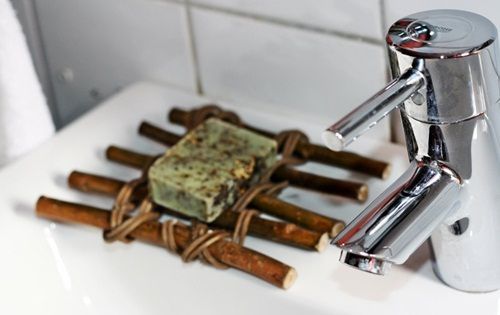 idea DIY de jabonera rústica con palitos para decoracion del cuarto de baño